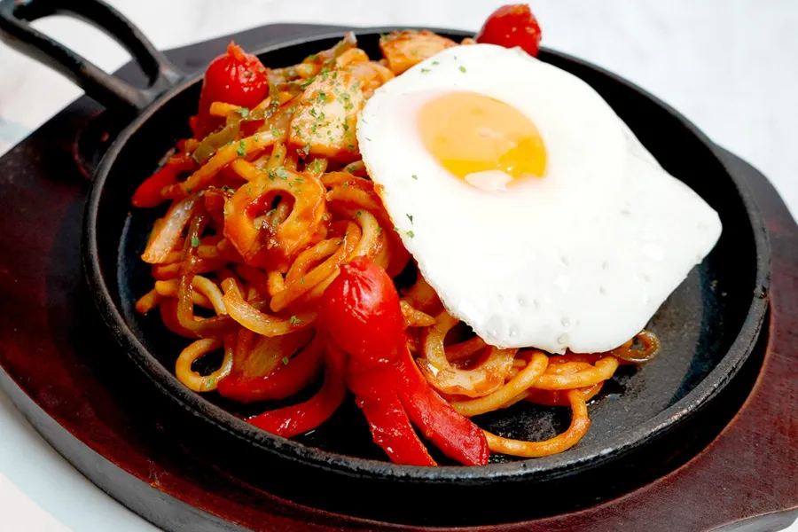 ▲「焼きナポリタン」（980円）