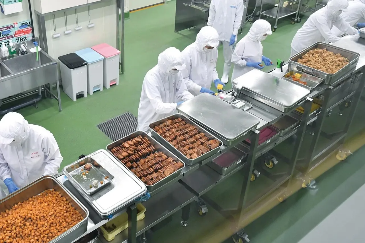 ▲工場見学_シウマイ弁当製造ライン