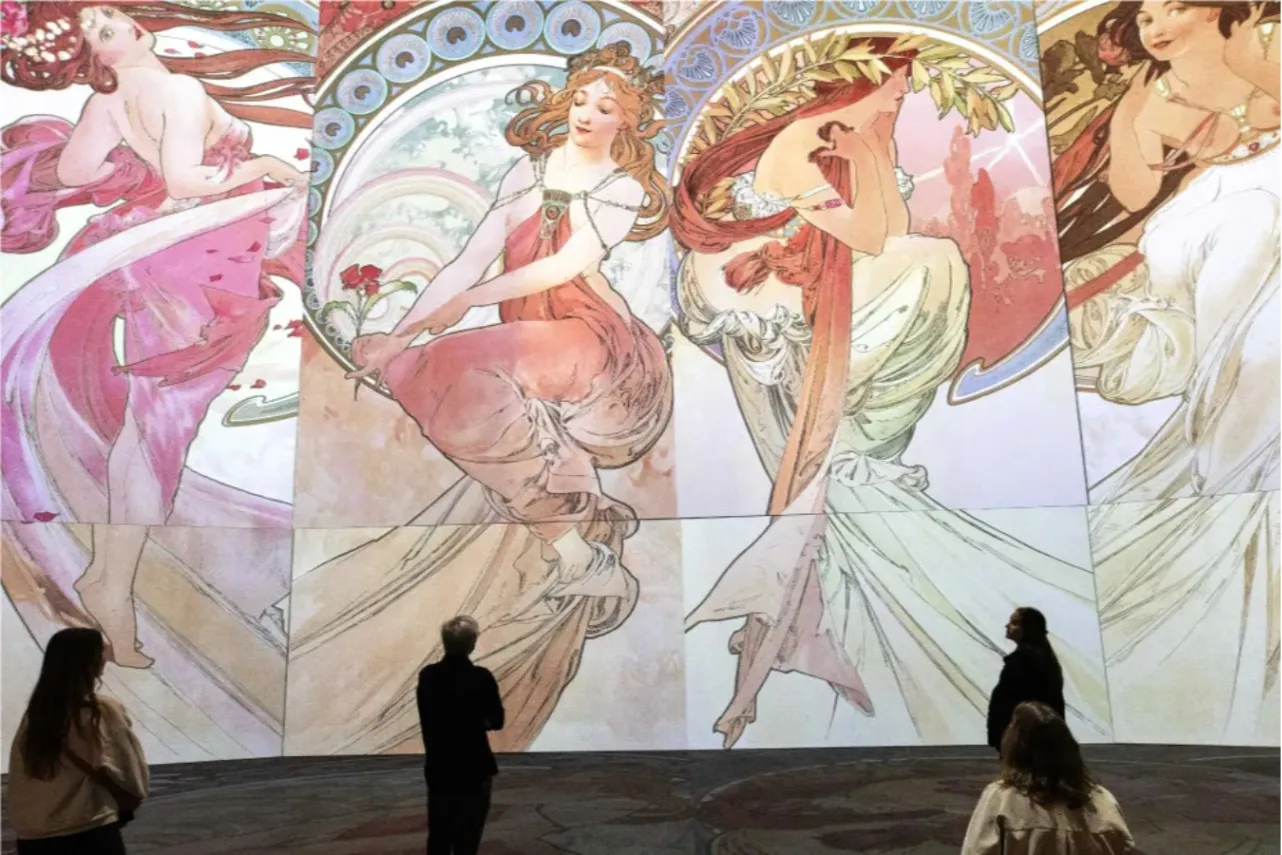 ▲パリ展会場風景 ©2024 Mucha Trust-Grand Palais Immersif アルフォンス・ミュシャ 《絵画―連作〈四芸術〉より》(部分) 1898 年 カ ラーリトグラフ ミュシャ財団蔵 ©2024 Mucha Trust
