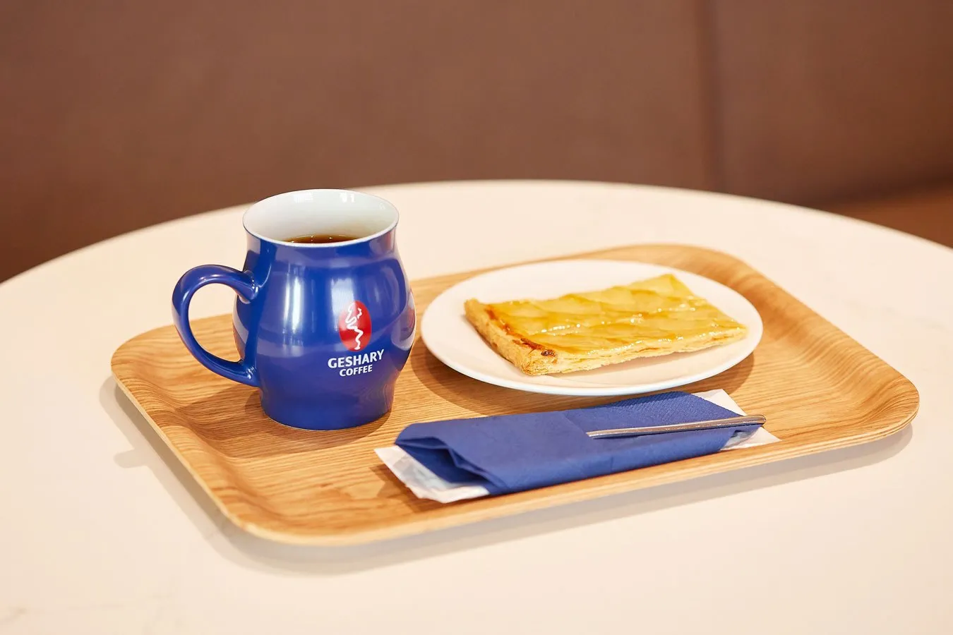 ▲左「FURUMAIコーヒー」、右「ゲシャリー アップルパイ」（写真提供：GESHARY COFFEE 日比谷店）