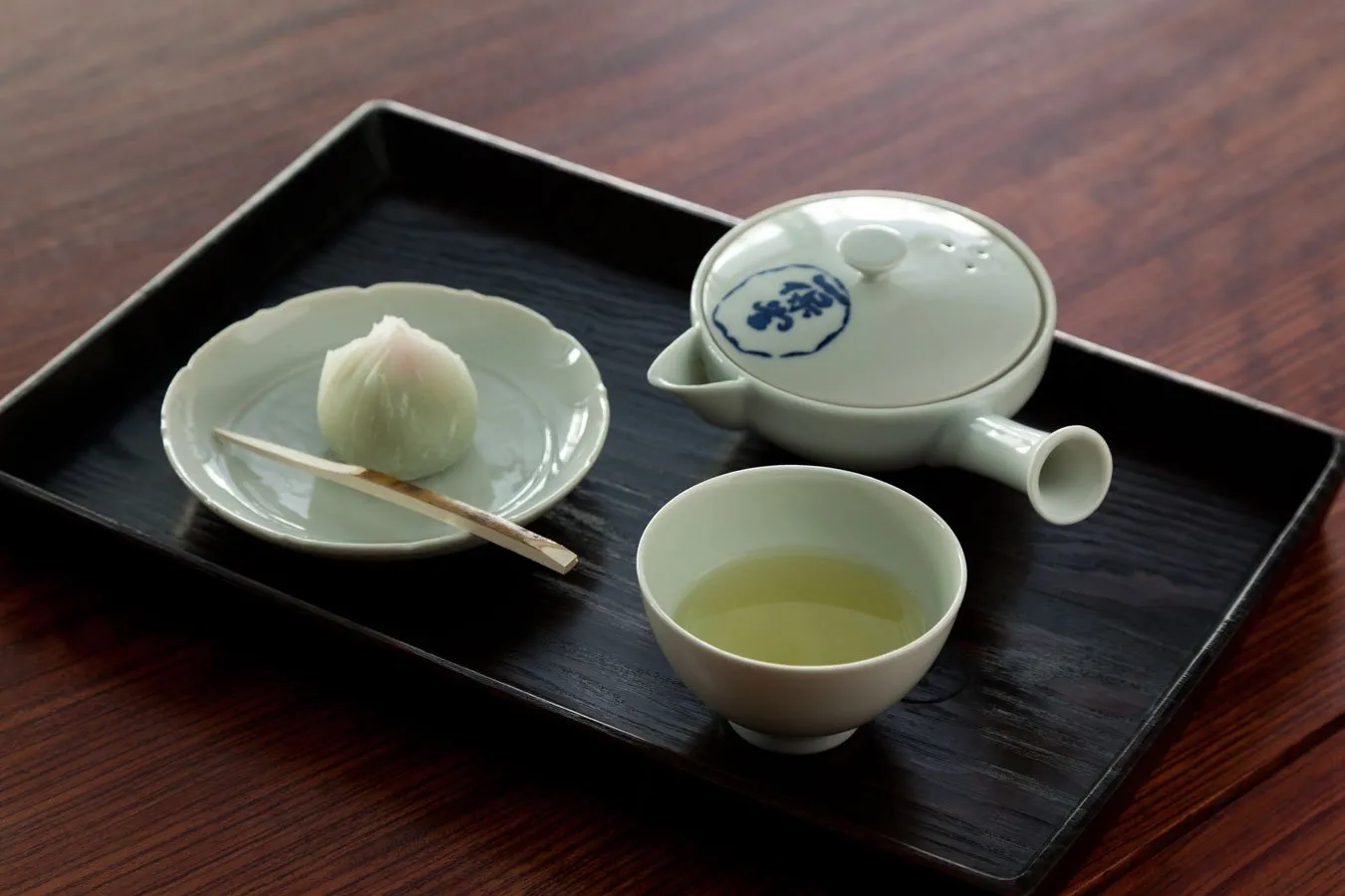 ▲「玉露 天下一（お菓子セット）」（写真提供：一保堂茶舗 東京丸の内店 喫茶室 嘉木）