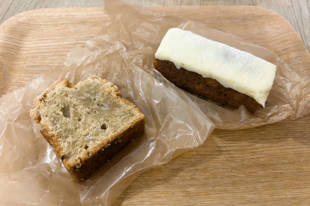 左から「バナナケーキ」「キャロットケーキ」(撮影:レッツエンジョイ東京編集部)