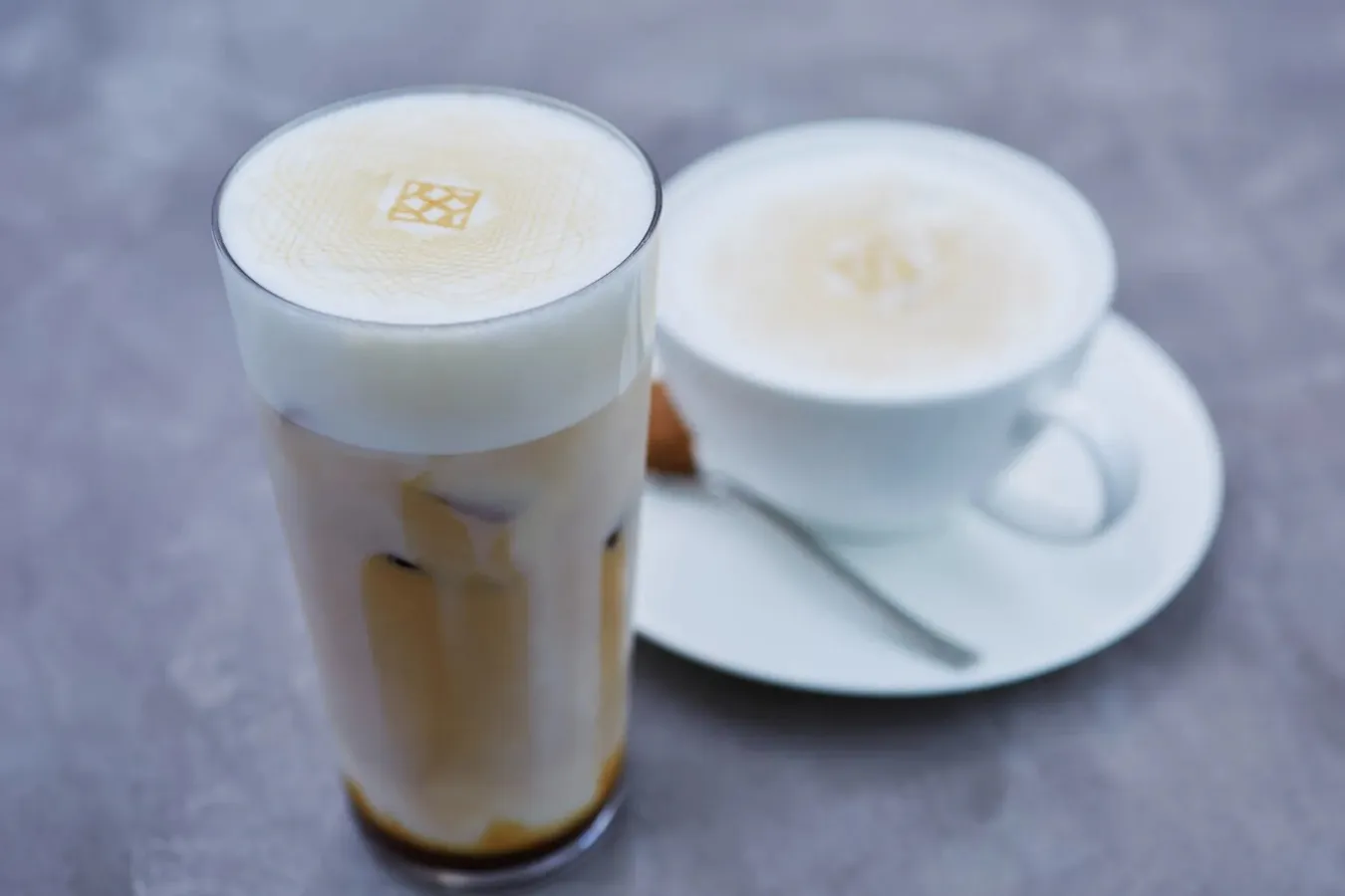 ▲ ザ・ブルー アイスラテ（左）とザ・ブルー カフェラテ（右）