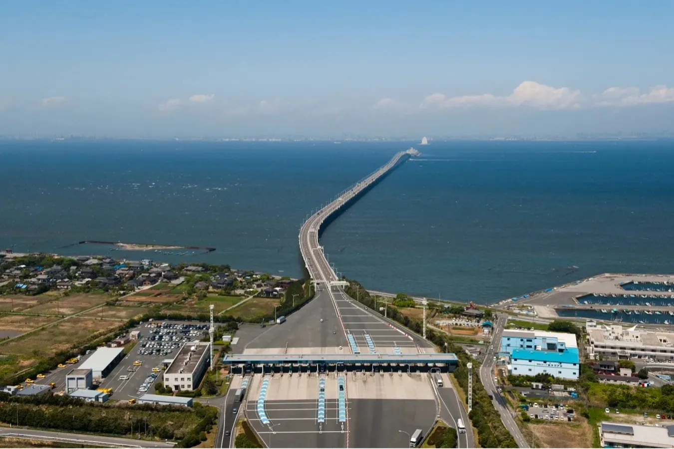 ▲木更津金田料金所　木更津側からの遠景（写真提供：NEXCO東日本）