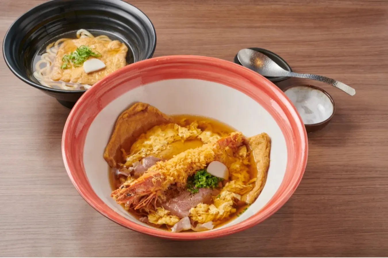 ▲左から「通常サイズのきつねのおうどん」「つるとんたんの大きすぎるおうどん」