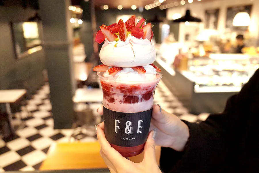 いま一番食べたいイチゴパフェはこれ！ロンドン発、メレンゲに生クリームの相性も最高♪