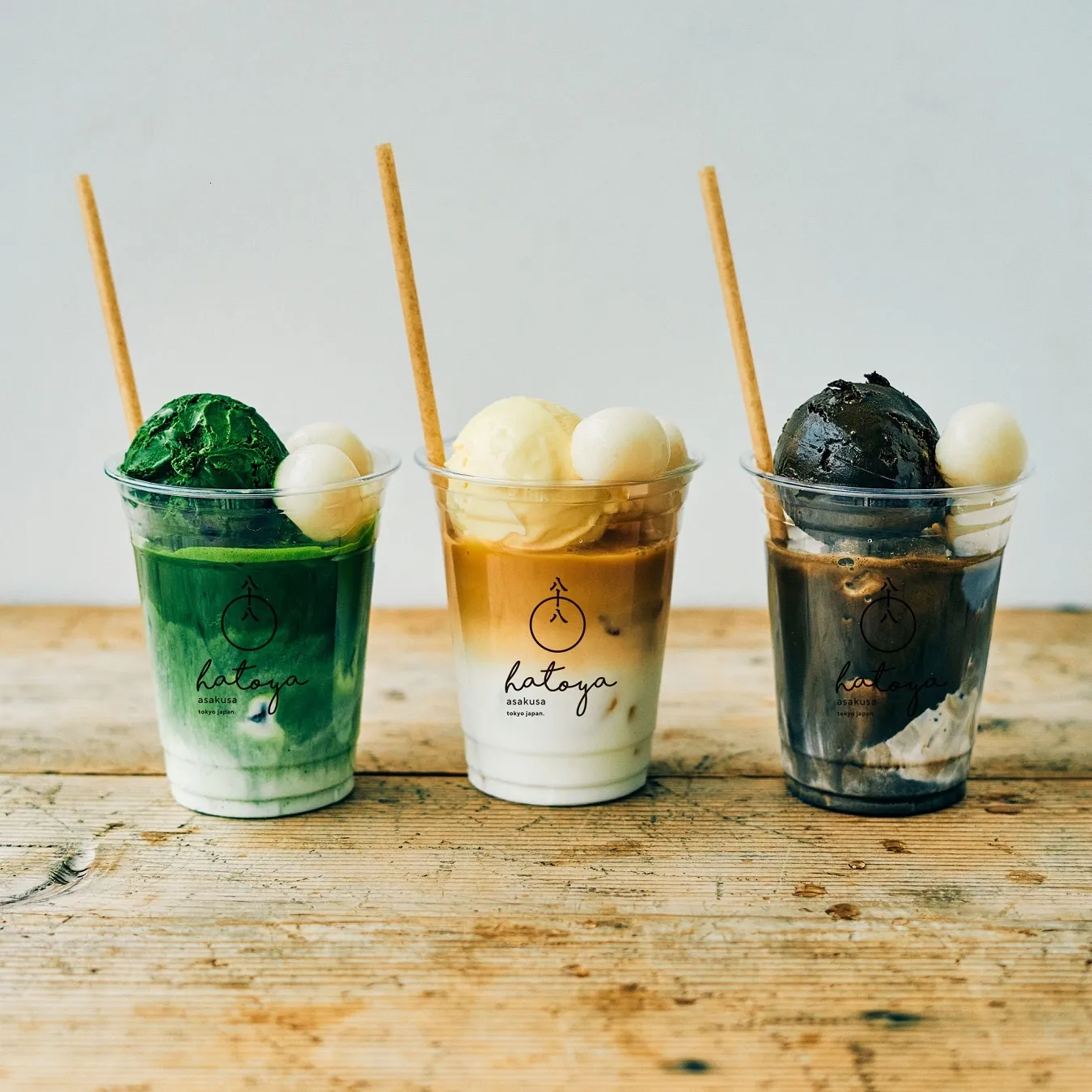 ▲左から「抹茶ラテ壱」「和紅茶ラテ」「ほうじ茶ラテ」（各700円）。アイス各種（350円）と白玉（150円）のトッピングもできる