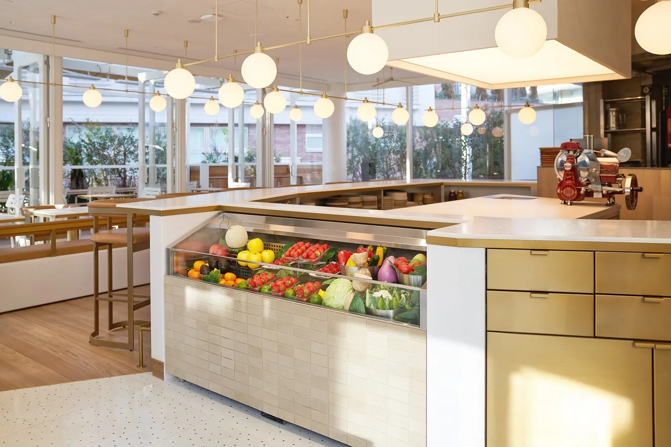 ▲店舗は2フロア構成で、1階は気軽に料理が楽しめる「DEK KITCHEN」。2階は青果の魅力を最大限に生かした料理をフルコースで味わえる「DEK DINING」となっている（「DEK DINING」は2023年春オープン予定）