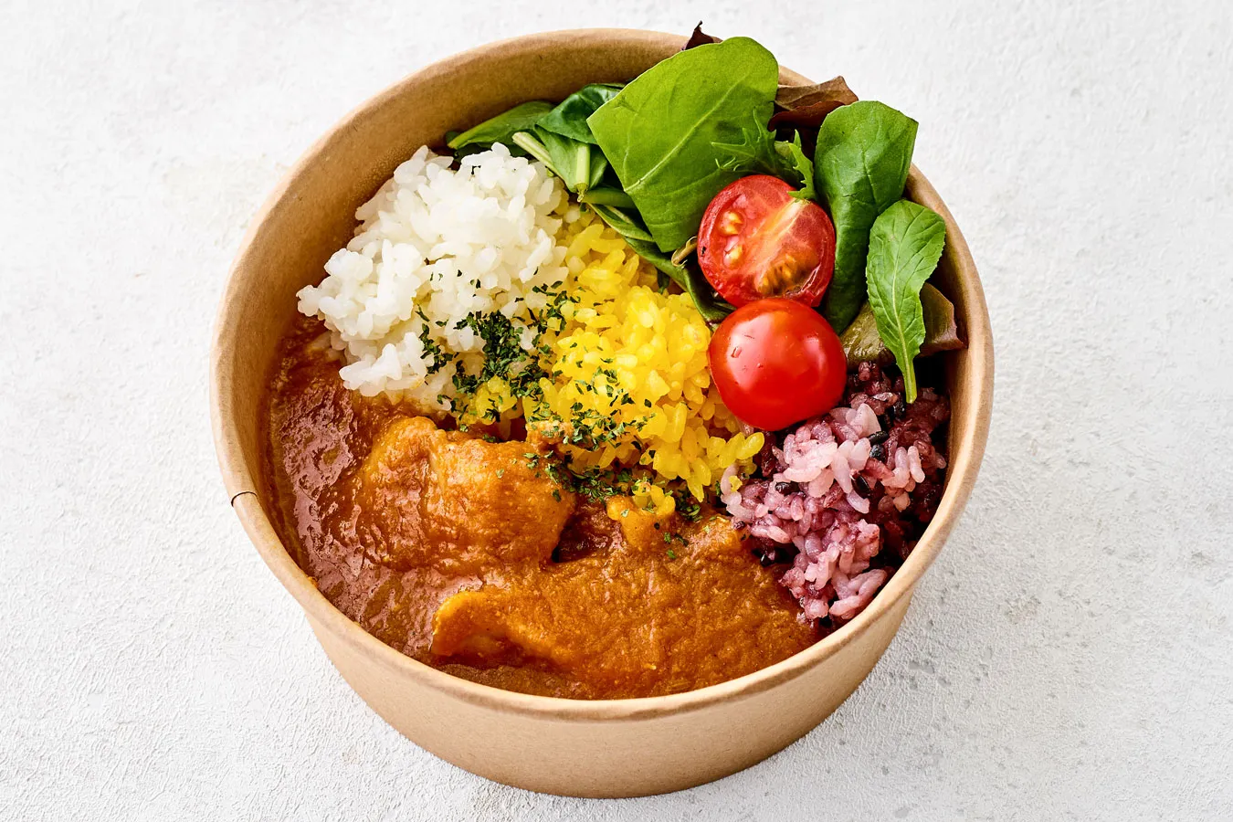 ▲「3色ご飯のてんくうチキンカレー」：タマネギをじっくり煮込んで作った本格的スパイスカレー。ご飯は白米、ターメリックライス、黒豆米の3種類から選べます。