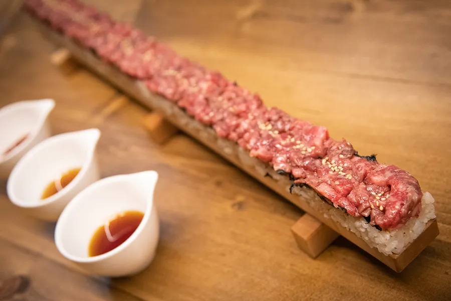 生肉てんこ盛り！長さ50cmの「和牛ユッケ寿司」がやばウマ！新大久保で今一番熱い韓国グルメを食べてきた