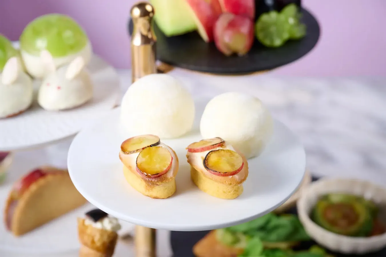 ▲手前から「さつまいもケーキと赤ぶどうのロースト」「シャインマスカットの大福」