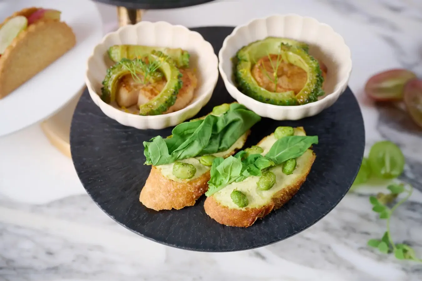 ▲手前から「枝豆のフムス」「ゴーヤと帆立のバターソテー」