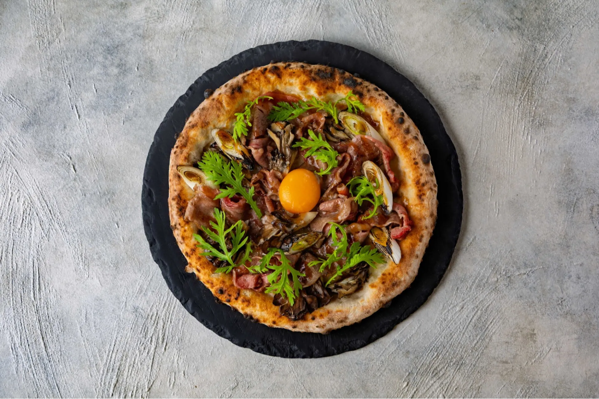 たかぴさま専用 高輪に薪窯ピッツェリア「800°DEGREES」の新業態が登場！「ひとさらに