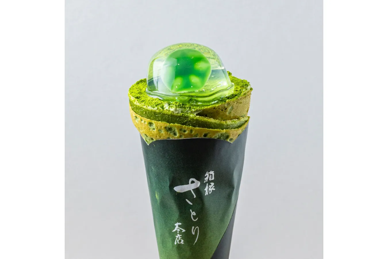 ▲「芦ノ湖お濃茶クレープ 水まんじゅうのせ」