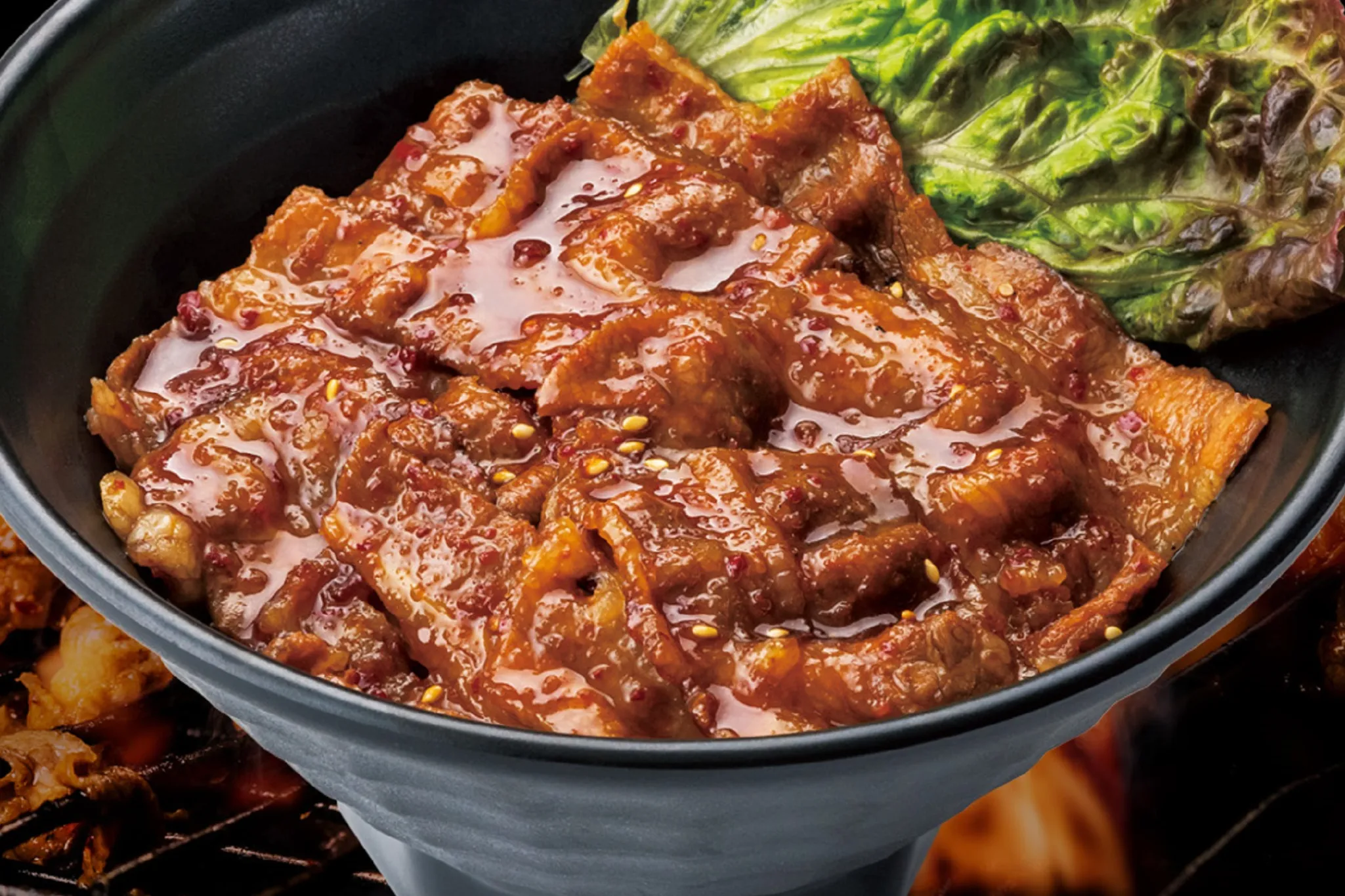 「名物カルビ丼」が自慢！「カルビ丼あらた 大島店」オープン