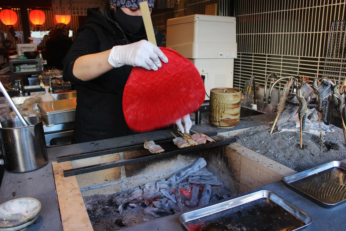 ▲豊洲市場仲卸直営「炭焼魚串 おにぎり 越後屋助五郎」