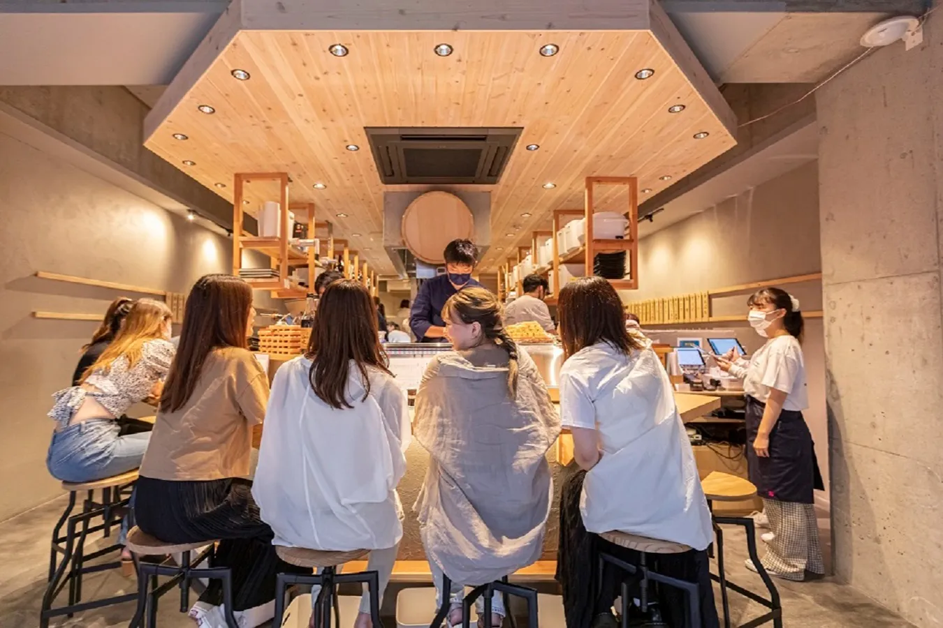 ▲2021年7月に大阪に第1号がオープンした「すしや コトブキツカサ」。2022年11月には2号店となる徳山店がオープン