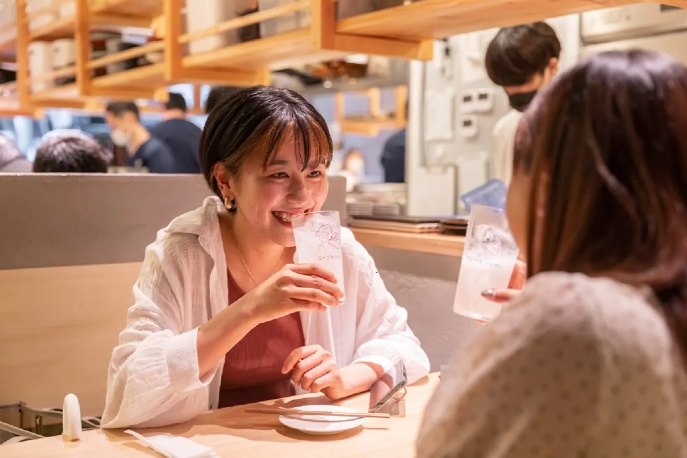 ▲回転寿司のような気軽さと安さがあり、ネオ居酒屋のようなおしゃれな雰囲気も