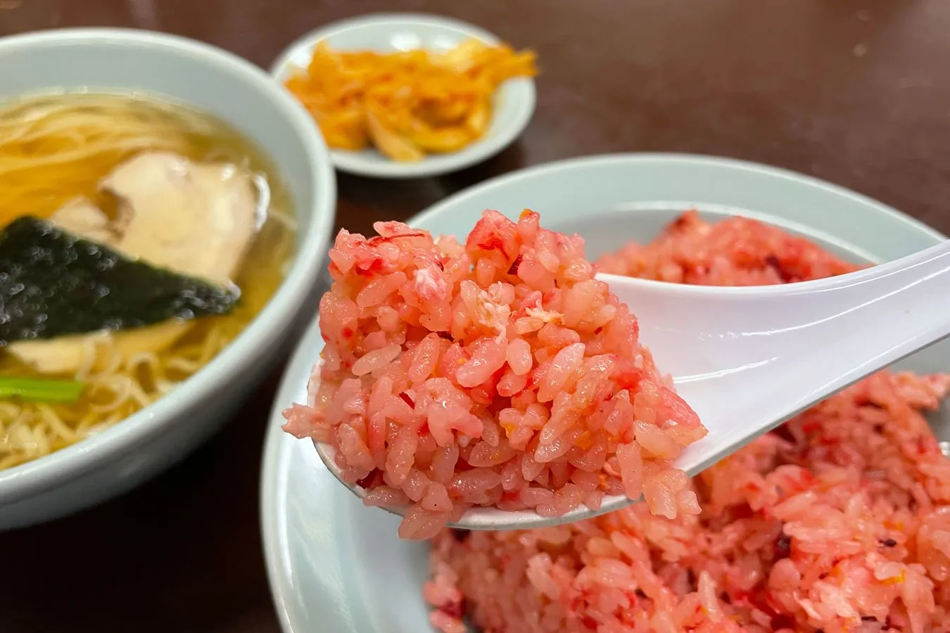 名物のピンク色のチャーハン
