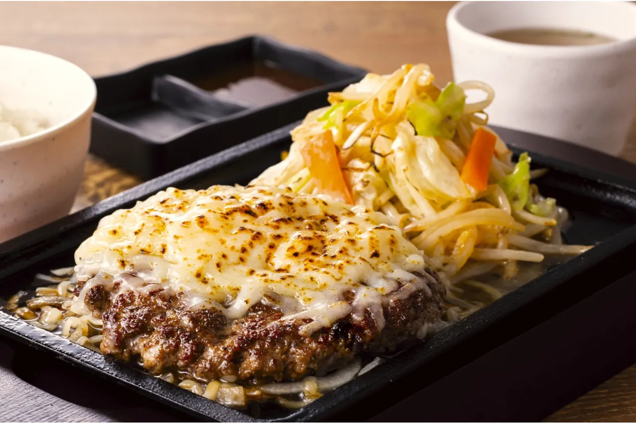 ▲「チーズスマッシュバーグ定食」