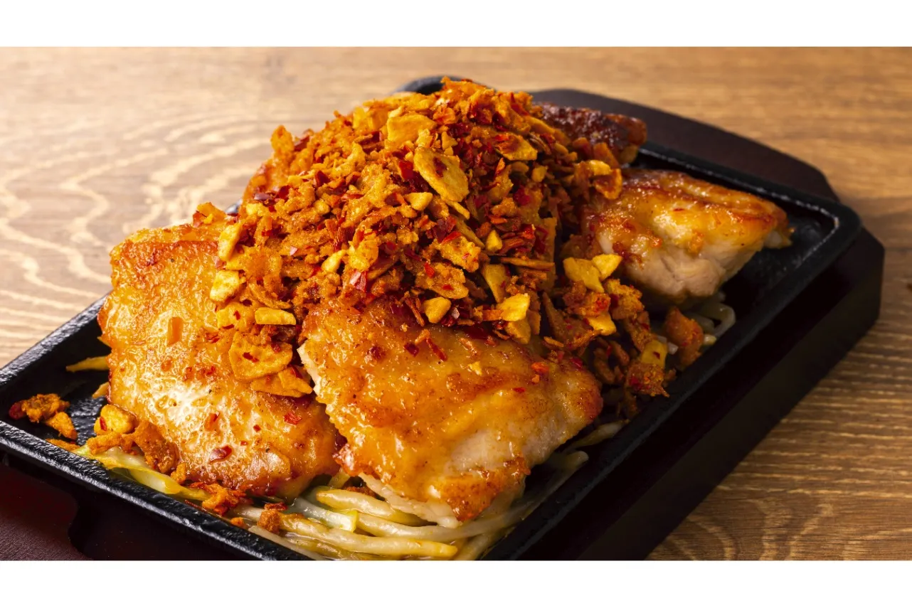 ▲「名物！やみつきスパイスチキン」