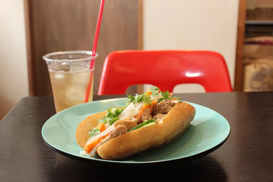 ▲「án di（アンディー）」の「バインミー」（350円～）。肉や魚、野菜がたっぷりで、これひとつでバランスのよい食事が完成