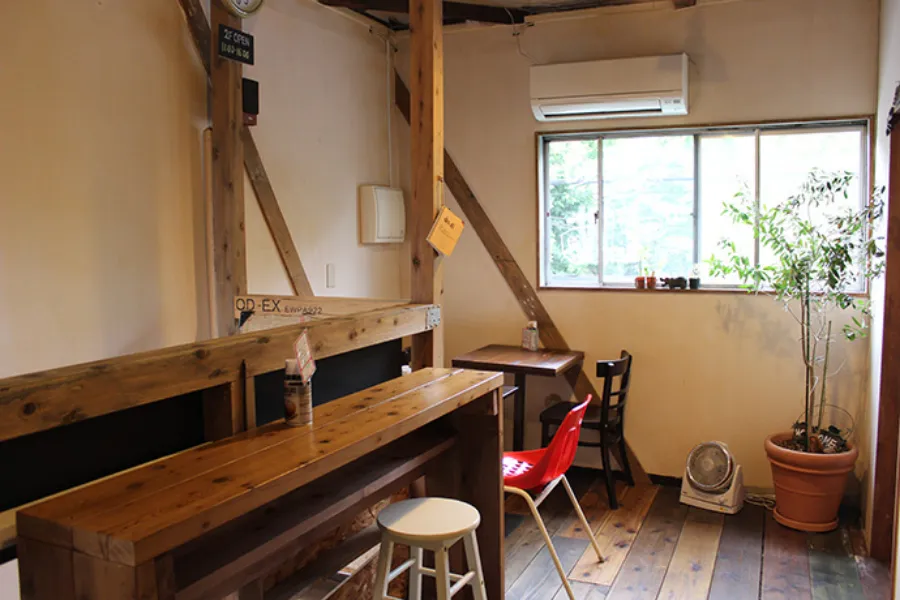 ▲2階にあるイートインスペースは8席。カウンター席や小さなテーブル席があり、ソロにもやさしい