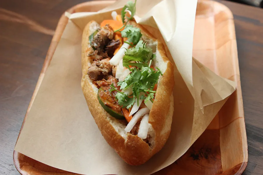 ▲「魚とトマト」（550円）。オリエンタルな味わいがクセになる