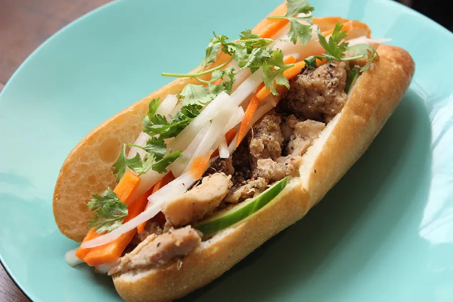 ▲「ペッパージンジャーチキン」（550円）。ベトナム産胡椒をきかせたスパイシーな味わい