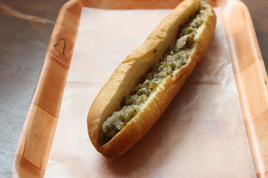 ▲「緑豆あんバター」（350円）。三温糖で炊いた緑豆あんはほっくりとした甘さ。レギュラーよりも細長いパンは、パリッと香ばしさが際立つ