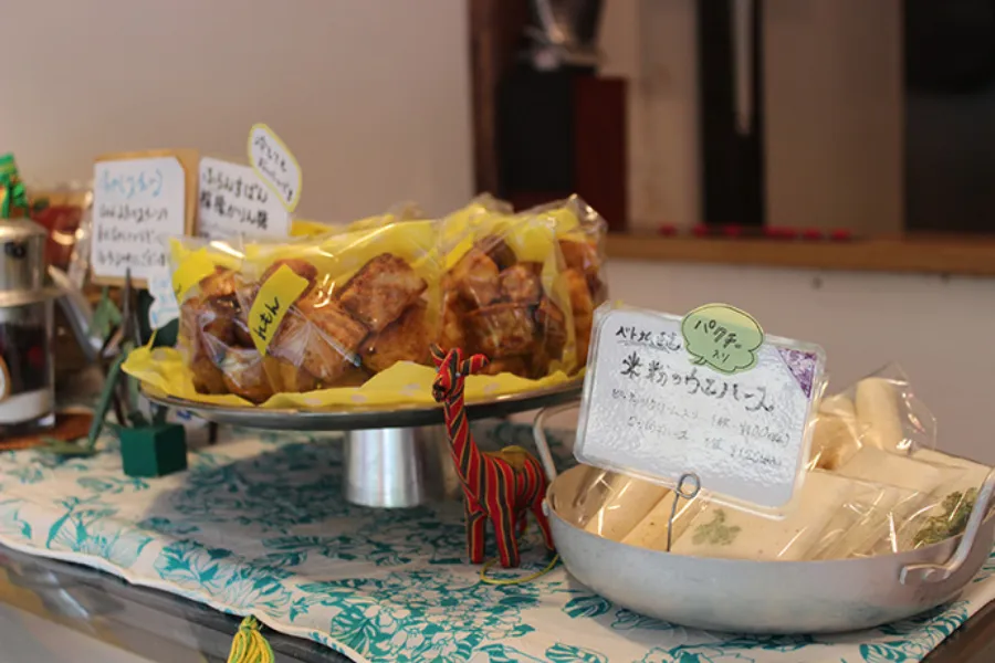 ▲バナナケーキや米粉のウエハースなどの焼き菓子も。ベトナムコーヒーと一緒にぜひ。