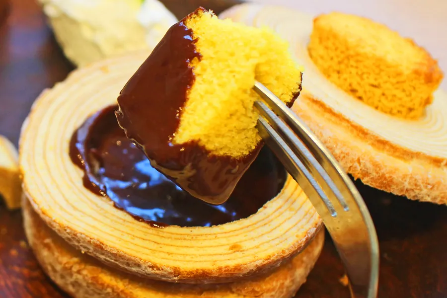 とろ～り濃厚チョコ×文明堂バームクーヘンの天国コラボも♪身も心もとろける“禁断”の「チョコフォンデュ」3選