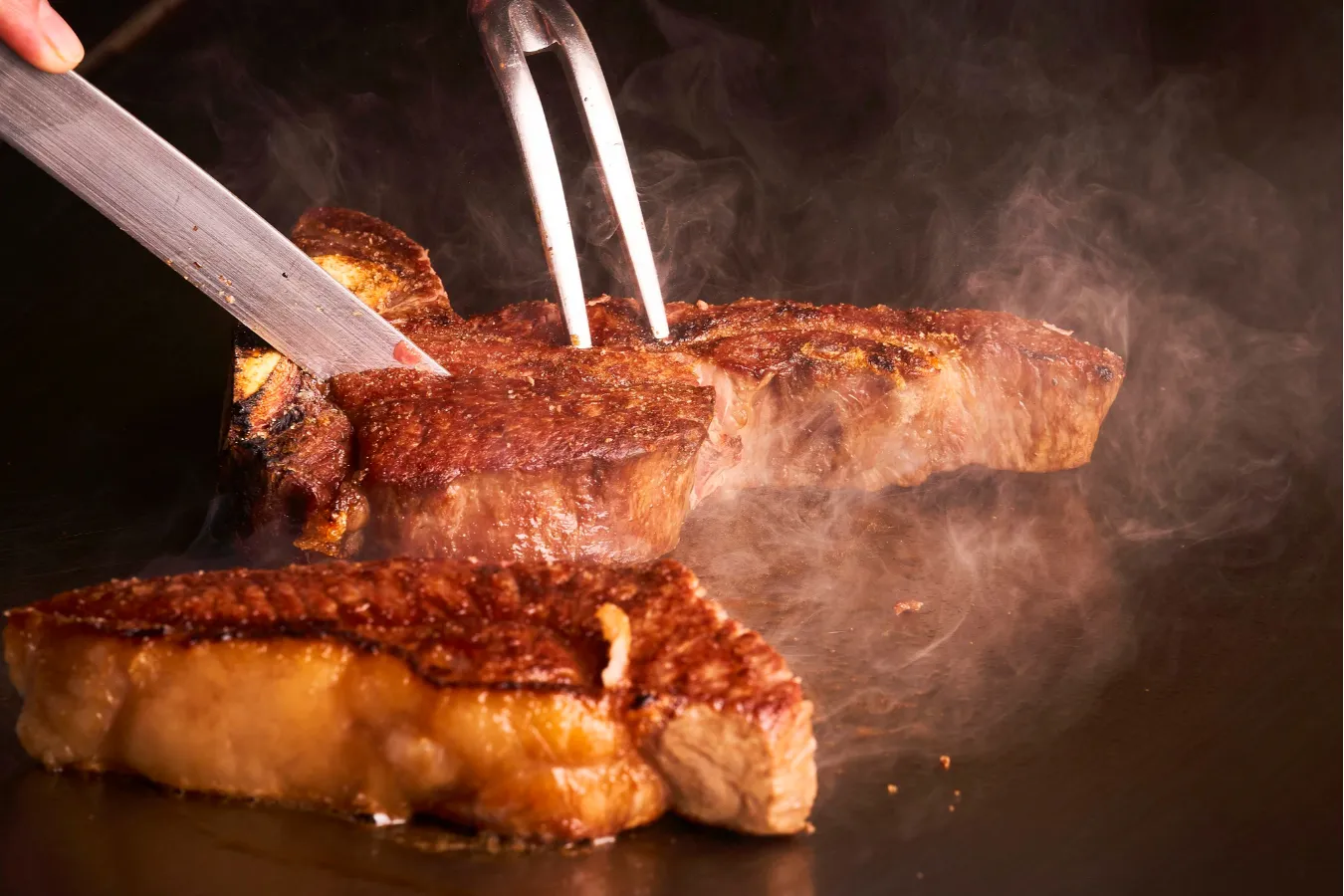 ▲希少な牛肉を冷凍せずにチルドで仕入れ、28日間店内の専用熟成庫でドライエイジング