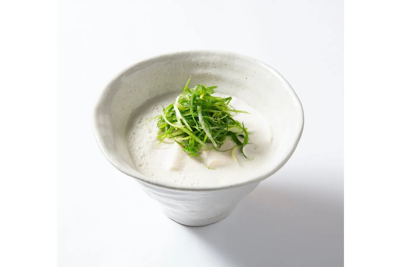 ▲「THE 鶏そば」。国産鶏100％の鶏白湯スープのうま味をダイレクトに味わえる一杯