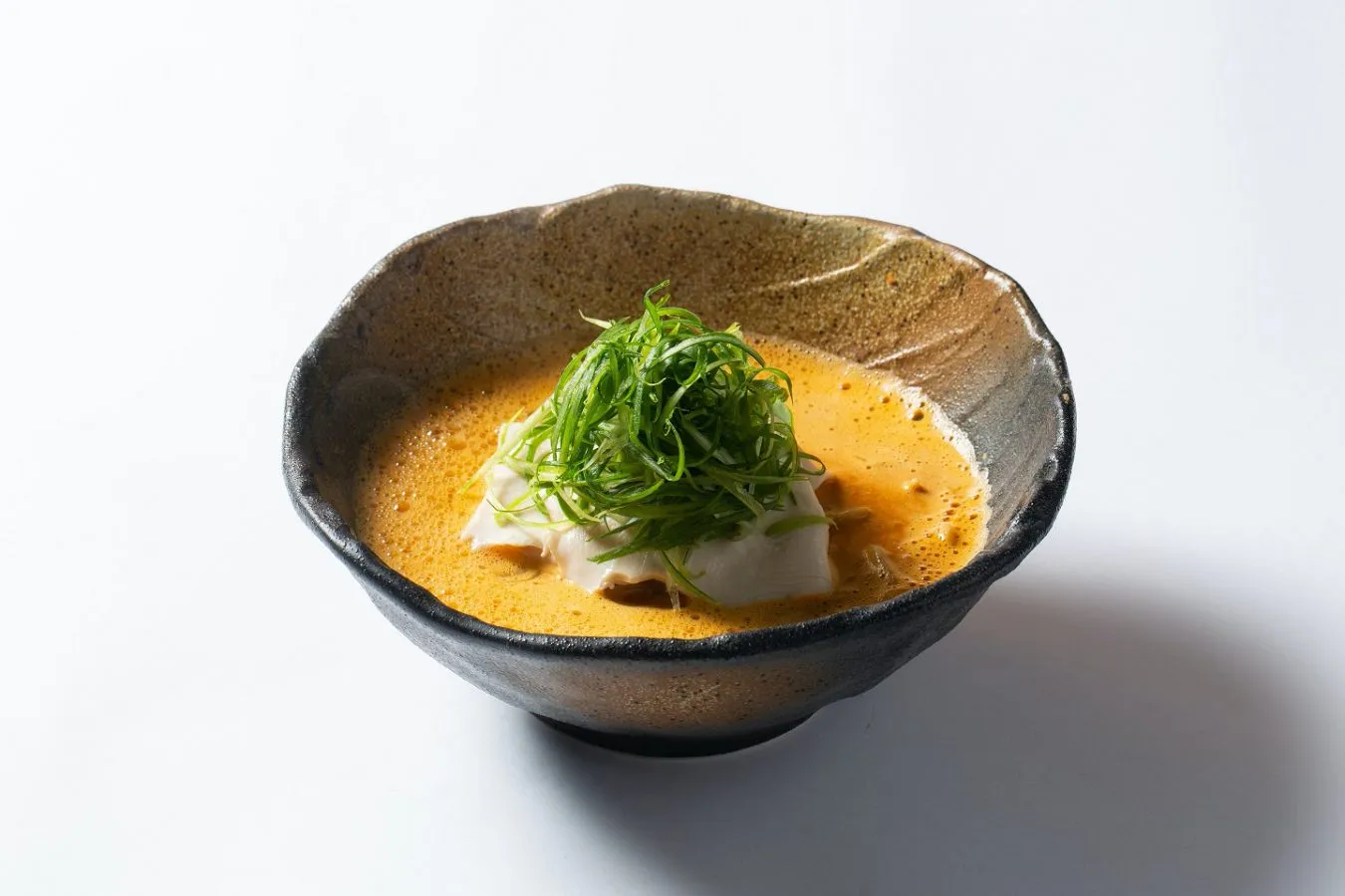 ▲「坦TAN鶏そば」。まろやかさと心地よい辛味がおりなす奥深い風味