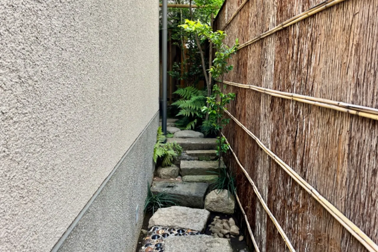 世田谷の住宅街に潜む茶室と庭園「離岸 Gallery & Chanoyu」へ_1190732