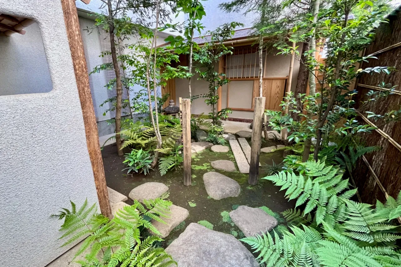 世田谷の住宅街に潜む茶室と庭園「離岸 Gallery & Chanoyu」へ_1190733