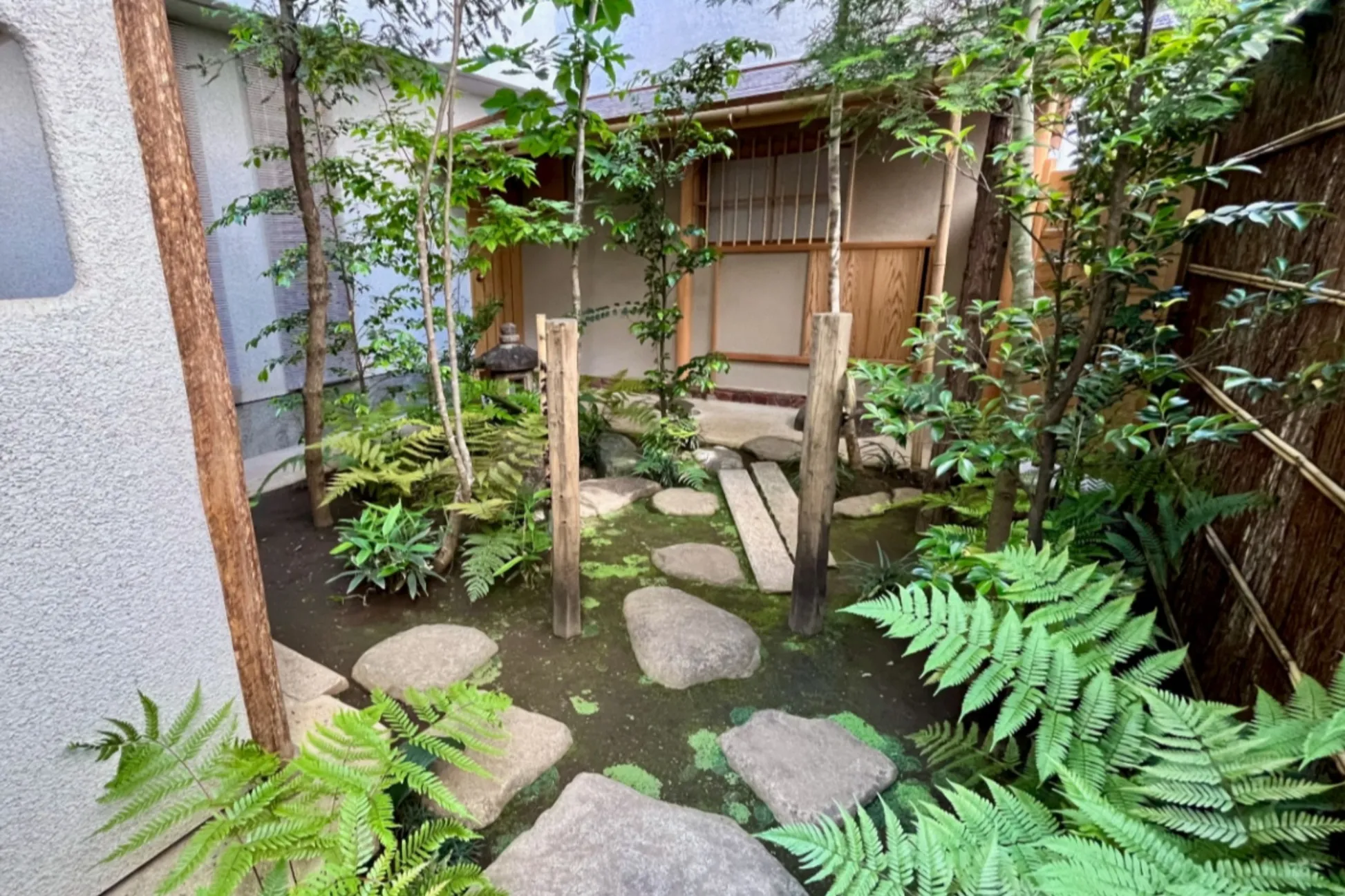 世田谷の住宅街に潜む茶室と庭園「離岸 Gallery & Chanoyu」へ