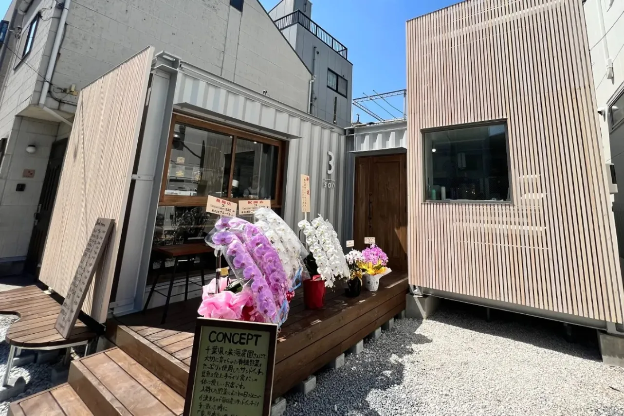 ▲コンテナ型の店舗は、木材が要所に使われていて温かみがある