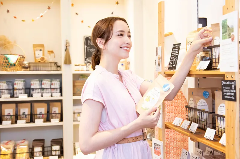 「エシカルは“投票”みたいなもの」豊田エリーと行く、フェアトレード専門店＠自由が丘