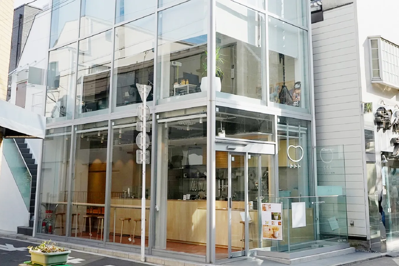 ▲店内はカウンター6席、テーブル8席でイートインも可能