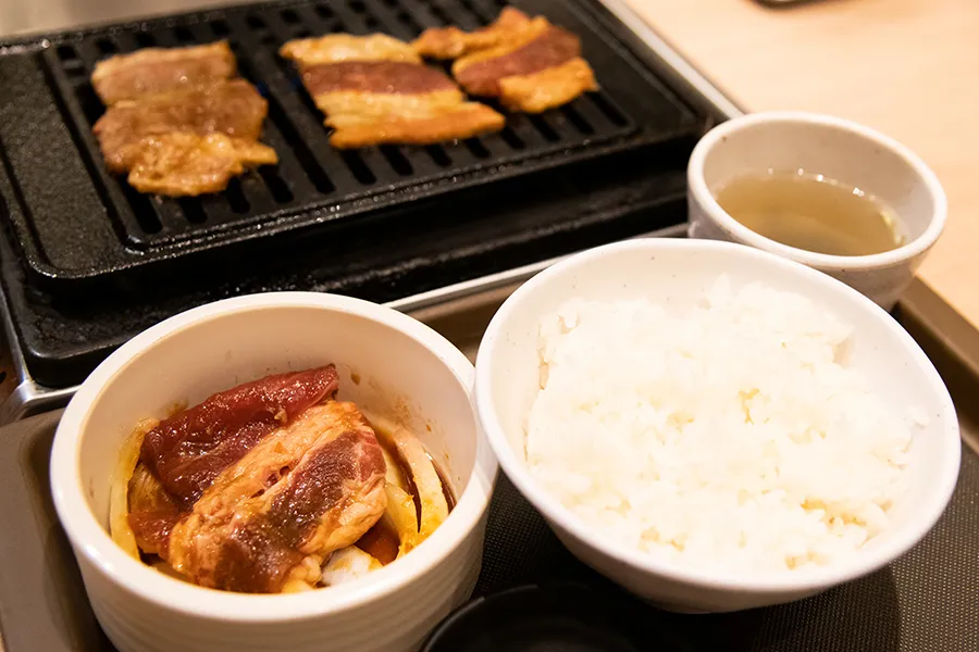 【ソロ焼肉】私だけのコンロでカルビをジュ～♪しかもナムル＆キムチ食べ放題って最高か！