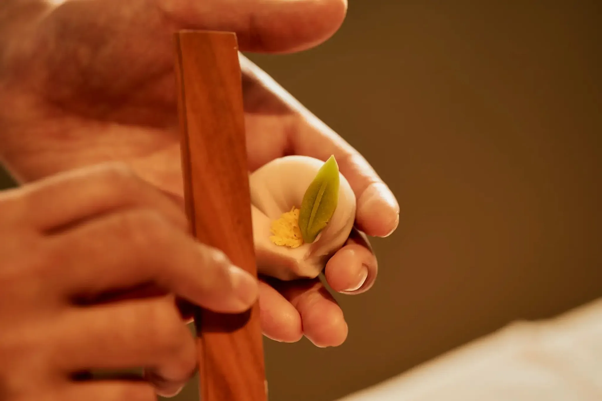 カウンター席で和菓子とお茶を楽しめる！六本木に菓子司「九九九」がオープン