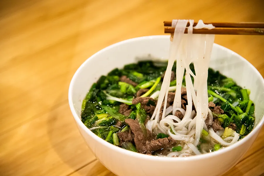 日本初上陸後、長蛇の列！ベトナムで1日2,500杯売れる「究極の牛肉フォー」を食べてきた 