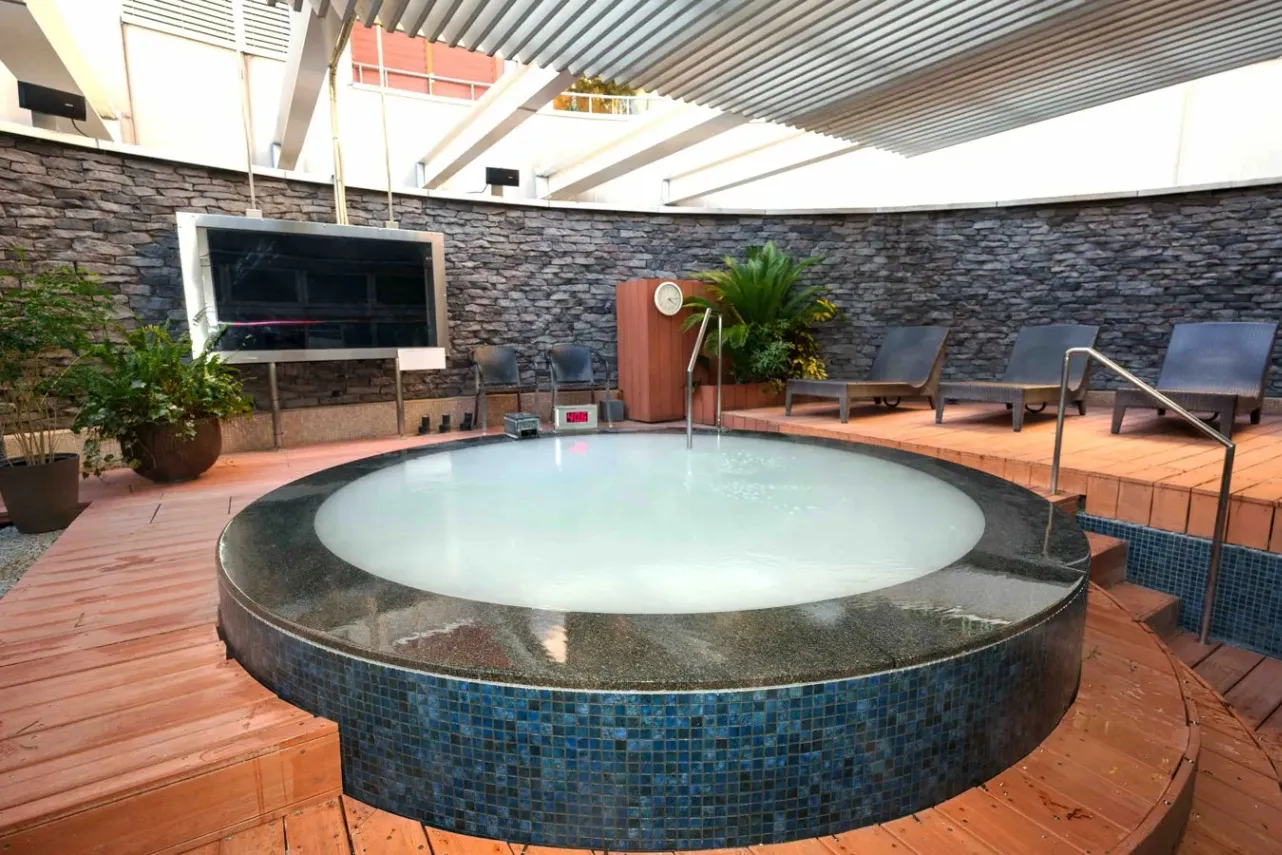 ▲男性ホワイトイオンバス（露天風呂）