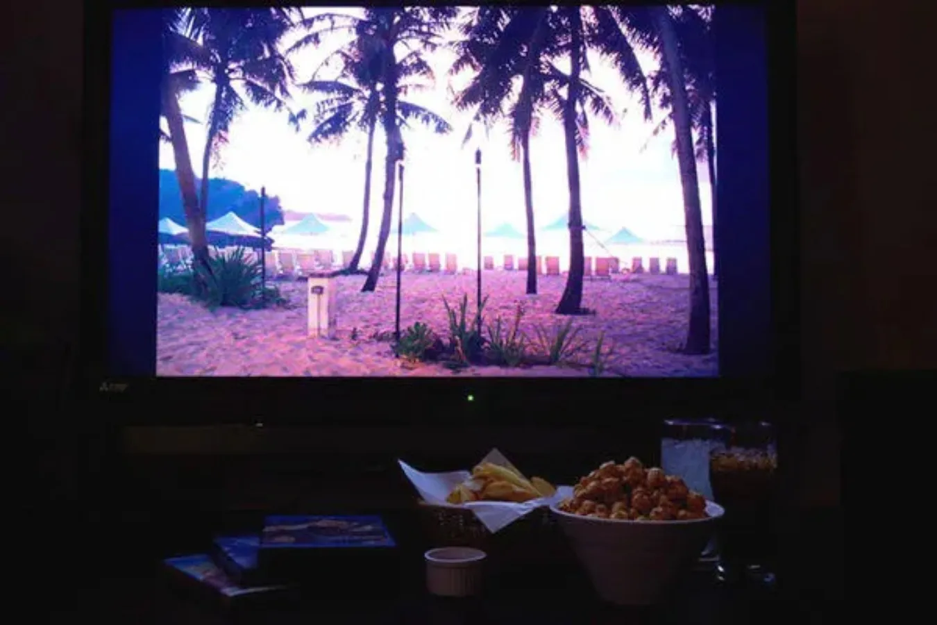 ▲【シアタールーム】5.1chサラウンドシステムと大画面で楽しめる。