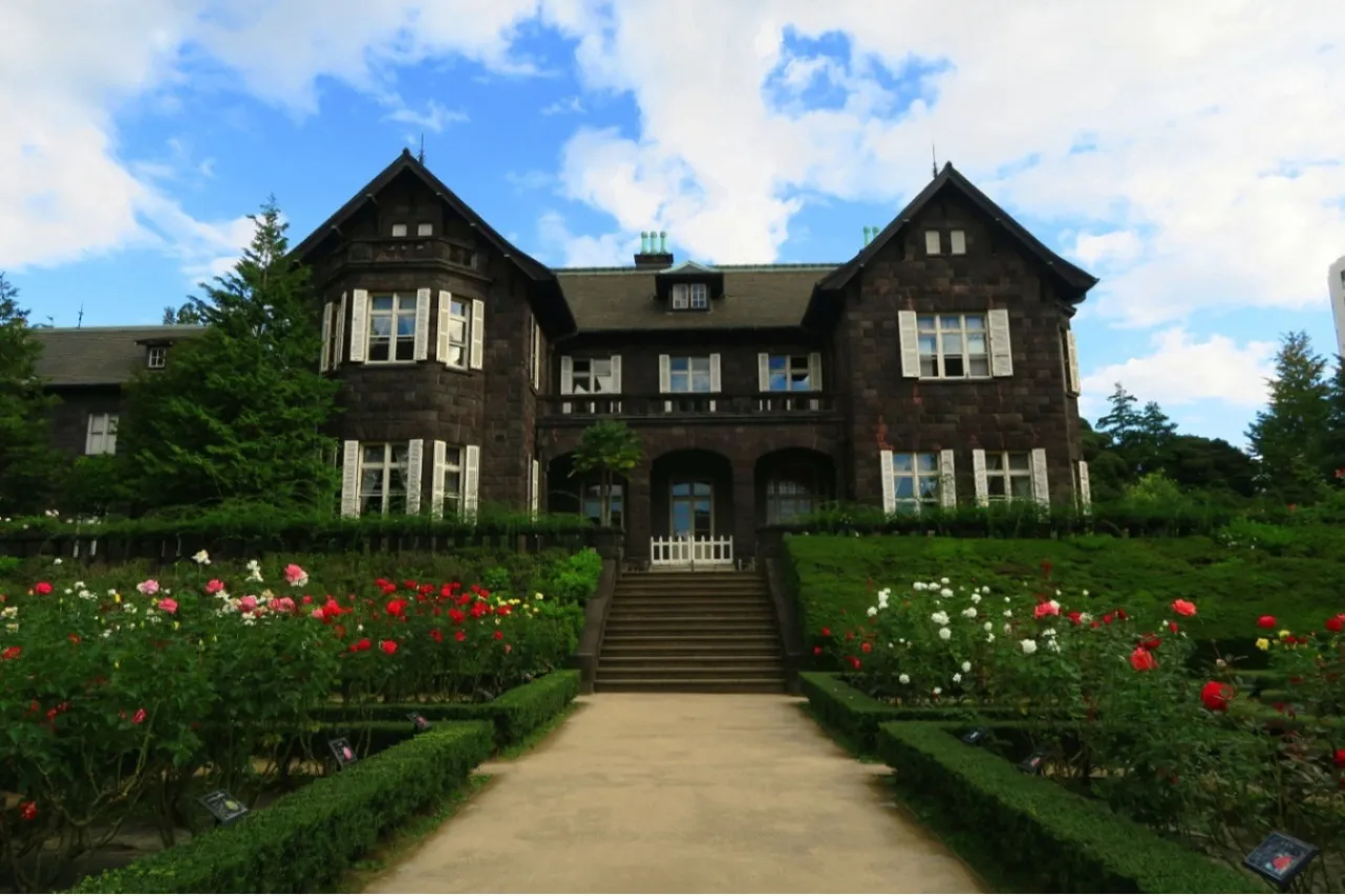▲バラ園からの洋館_画像提供：公益財団法人東京都公園協会
