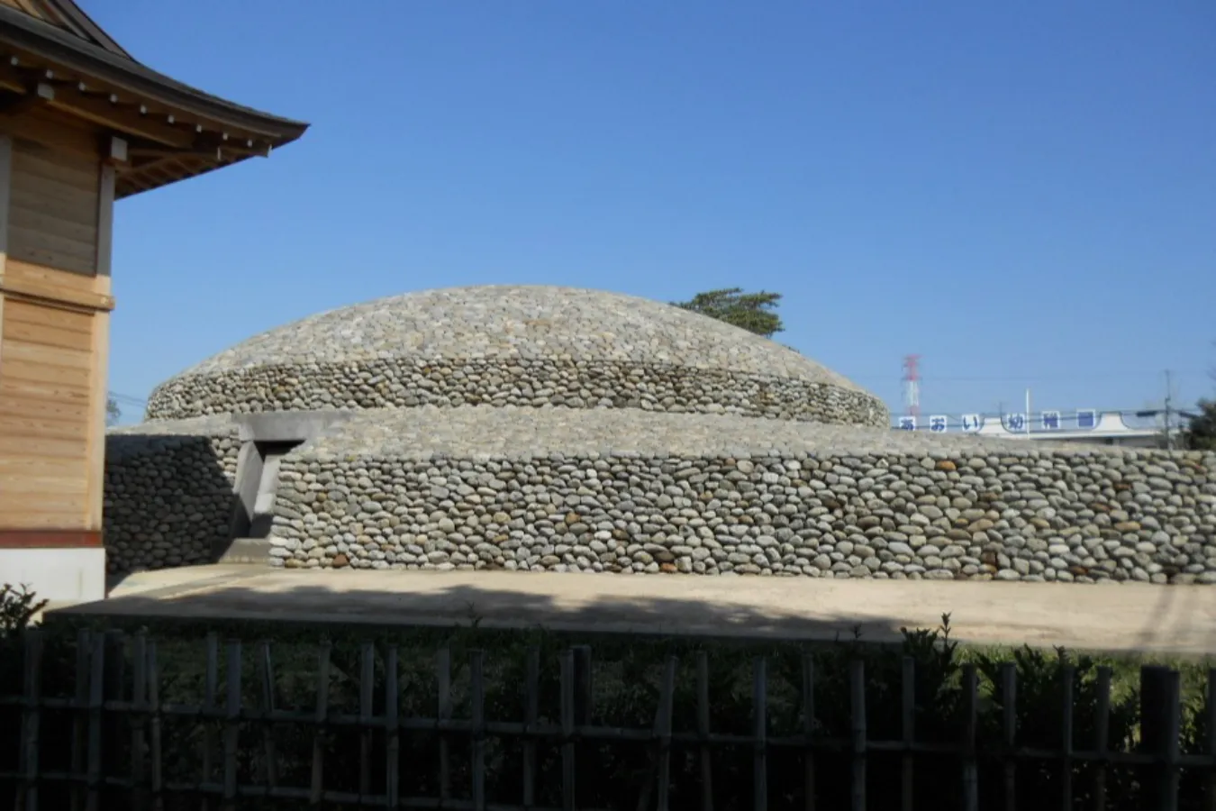 【府中】近代建築のような「武蔵府中熊野神社古墳」古墳シンガーまりこふんのイチ推し。_701002