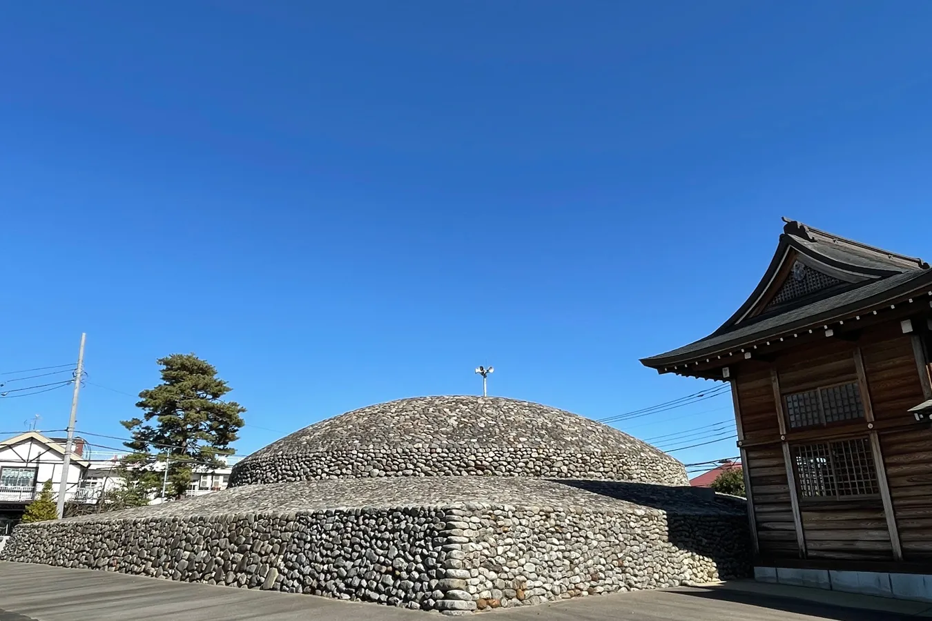 【府中】近代建築のような「武蔵府中熊野神社古墳」古墳シンガーまりこふんのイチ推し。_701004