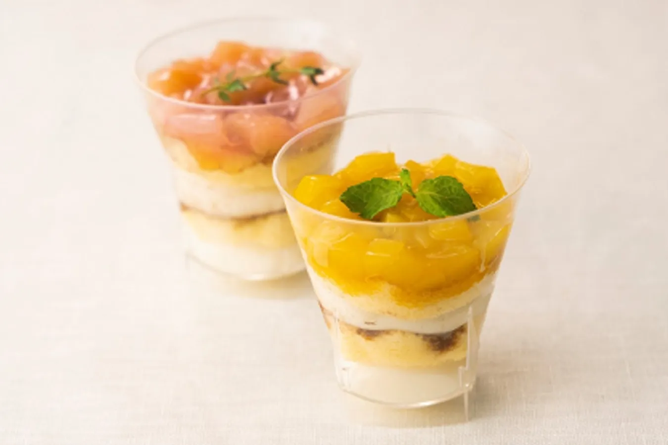 ▲発酵豆乳クリームと季節のフルーツを合わせた「やさしいティラミス」（各500円）